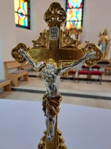 Zreštaurovaný bohostánok a oltárny kríž